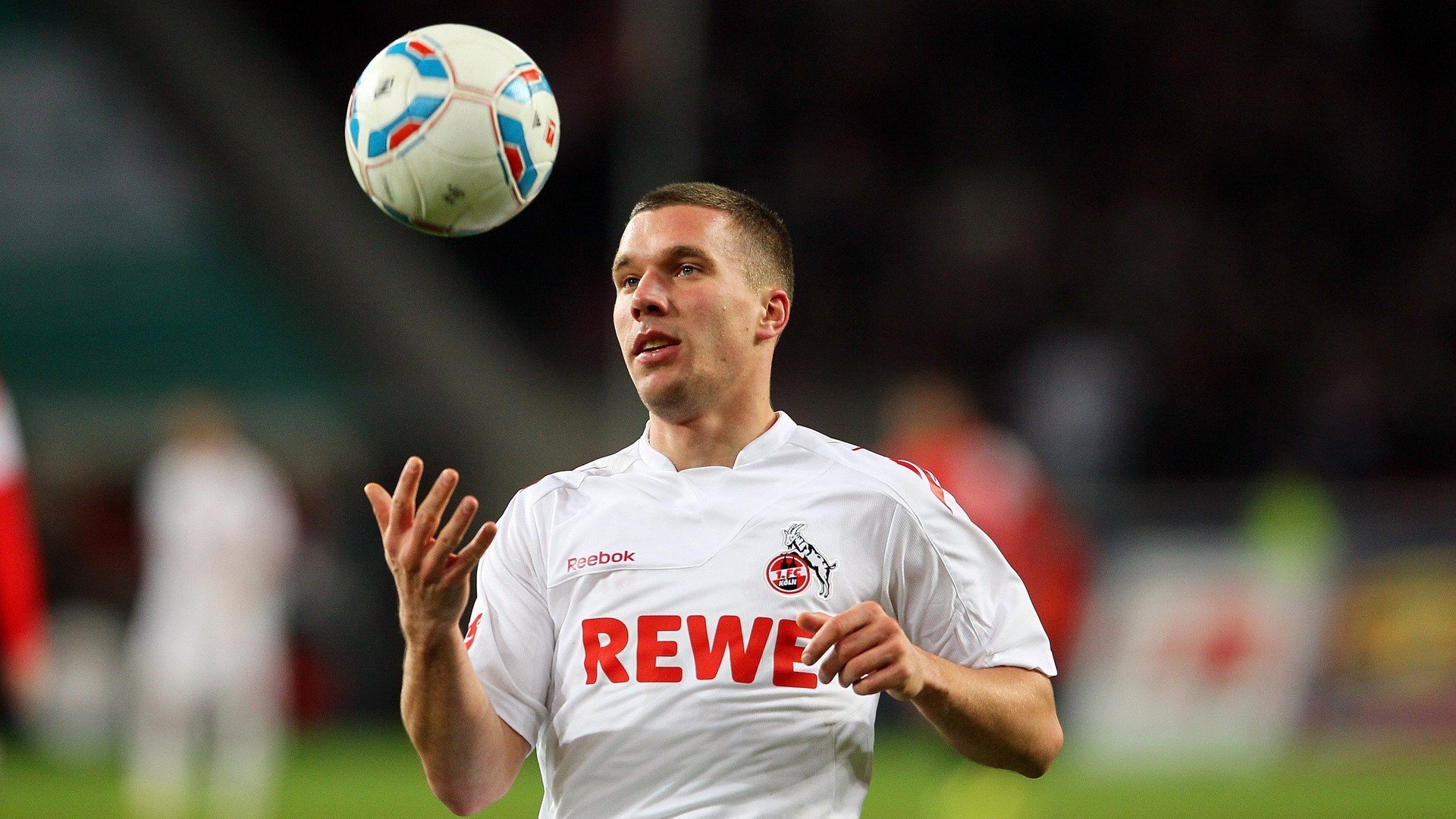 克瓦拉茨赫利亚的双向统治，当莱比锡红牛遭遇丹麦风暴