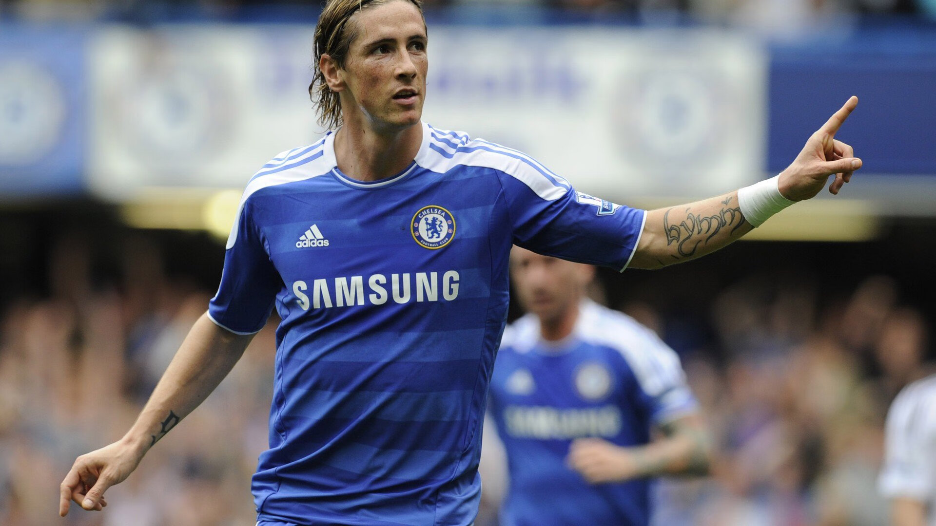 欧冠淘汰赛之夜，巴斯托尼完成里程碑，蓝黑防线的新基石